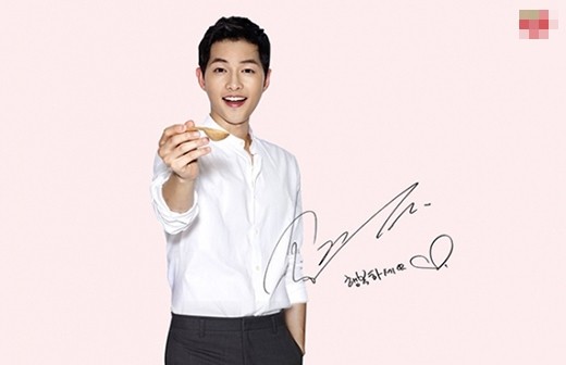 Song Joong Ki là một trong những nam thần  diện sơ mi trắng đẹp nhất xứ Hàn. Với lợi thế khuôn mặt trẻ con, nụ cười tươi, Joong Ki nhanh chóng “đốn tim” nữ giới khi diện chiếc áo sơ mi trắng.