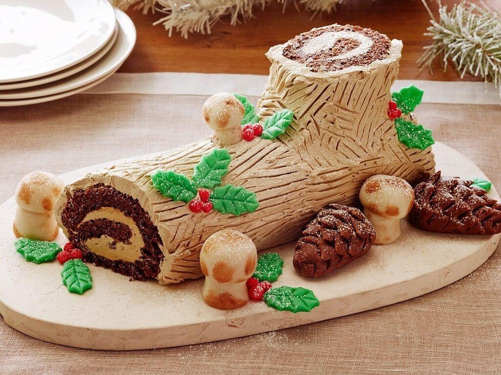 Bánh khúc cây (Buche de Noel), Pháp: Đây là loại  bánh Giáng sinh truyền thống của Pháp. Buche de Noel trong tiếng Pháp có nghĩa là "khúc cây lễ giáng sinh". Đúng như tên gọi, chiếc bánh có hình một khúc gỗ với lớp kem socola phủ ngoài, bên trên và xung quanh được trang trí thêm những cây thông, thảm cỏ, ông già noel, nấm, quả việt quất...