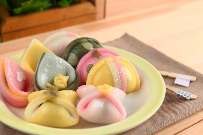 Bánh tteok, Hàn Quốc: Bánh tteok (bánh gạo) là một món bánh truyền thống gắn liền với đời sống của người dân Hàn Quốc trong tất cả các ngày lễ tết và ngày kỷ niệm trong năm. Bánh được làm từ gạo nếp và hấp chín. Bánh có nhiều cách chế biến, nhiều hương vị và hình dáng vô cùng bắt mắt.