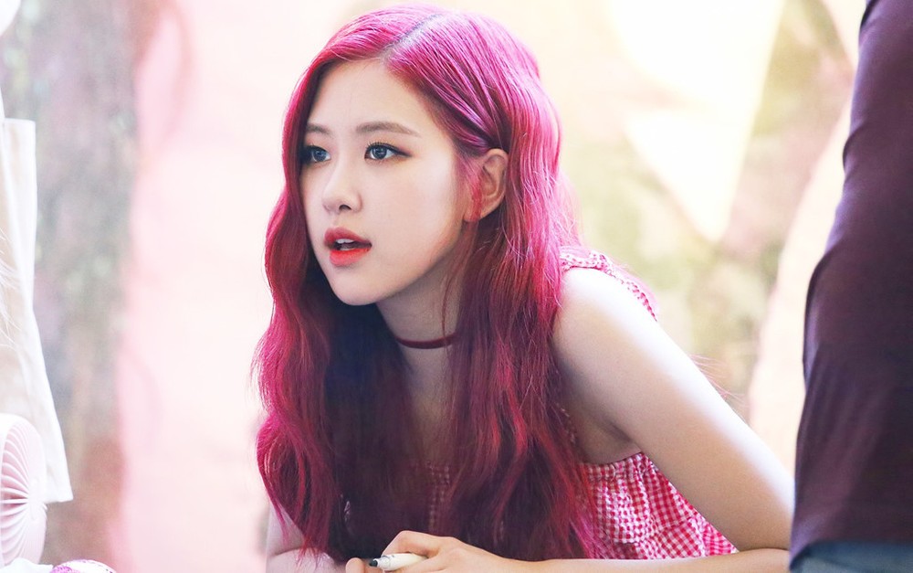 Rose được biết đến là thành viên có làn da đẹp nhất trong số các thành viên Blackpink.