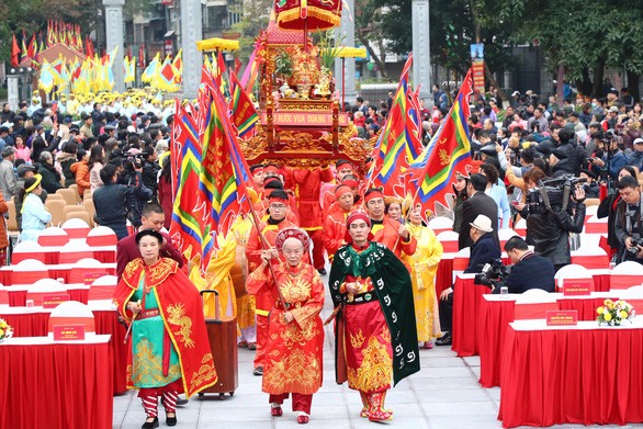  Lễ hội Gò Đống Đa kỷ niệm chiến thắng Ngọc Hồi - Đống Đa được tổ chức hằng năm tại Công viên văn hóa Đống Đa (quận Đống Đa, Hà Nội), để tưởng nhớ tới công tích lẫy lừng của vua Quang Trung - người anh hùng trong lịch sử chống giặc ngoại xâm của dân tộc. Ảnh: Tuổi Trẻ.