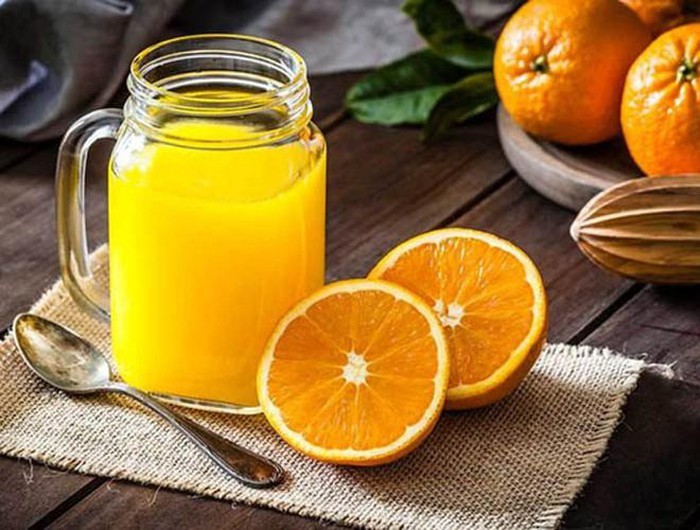 Nước trái cây họ cam, quýt: Nước cam tươi cung cấp tới 50% nhu cầu về vitamin C mỗi ngày cho cơ thể. Lượng vitamin này giúp bạn tăng sức đề kháng, bảo vệ mao mạch.