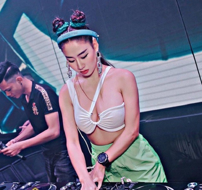 Là một trong những  nữ DJ nóng bỏng nhất Việt, DJ Oxy (Cù Thị Ngọc) nhiều lần gây chú ý khi diện đồ phóng khoáng khi đánh nhạc. Nhiều chiếc áo của cô trông na ná nội y.