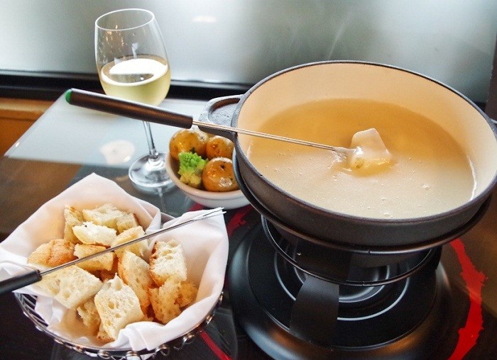 Fondue phô mai là một  món ăn nổi tiếng mang tính biểu tượng nhất của đất nước Thụy Sĩ. Nó giống như món lẩu làm từ phô mai tan chảy (dạng phô mai gruyère và emmentaler) cùng với các thành phần khác chẳng hạn như tỏi, rượu vang trắng, một ít bột ngô và thường là kirsch (rượu anh đào). Khi ăn lẩu phô mai, người ta sẽ dùng một chiếc dĩa dài để xiên những miếng bánh mì được cắt nhỏ và nhúng vào nồi lẩu.