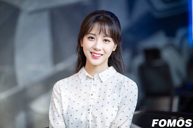 Kim Min Ah vắng mặt trong chuyên mục thời tiết của bản tin sáng 24/2 và đại diện đài jTBC thông báo cô có dấu hiệu nghi nhiễm Covid-19. Trên tài khoản cá nhân, nữ MC cũng thừa nhận cô bị sốt 37,5 độ.