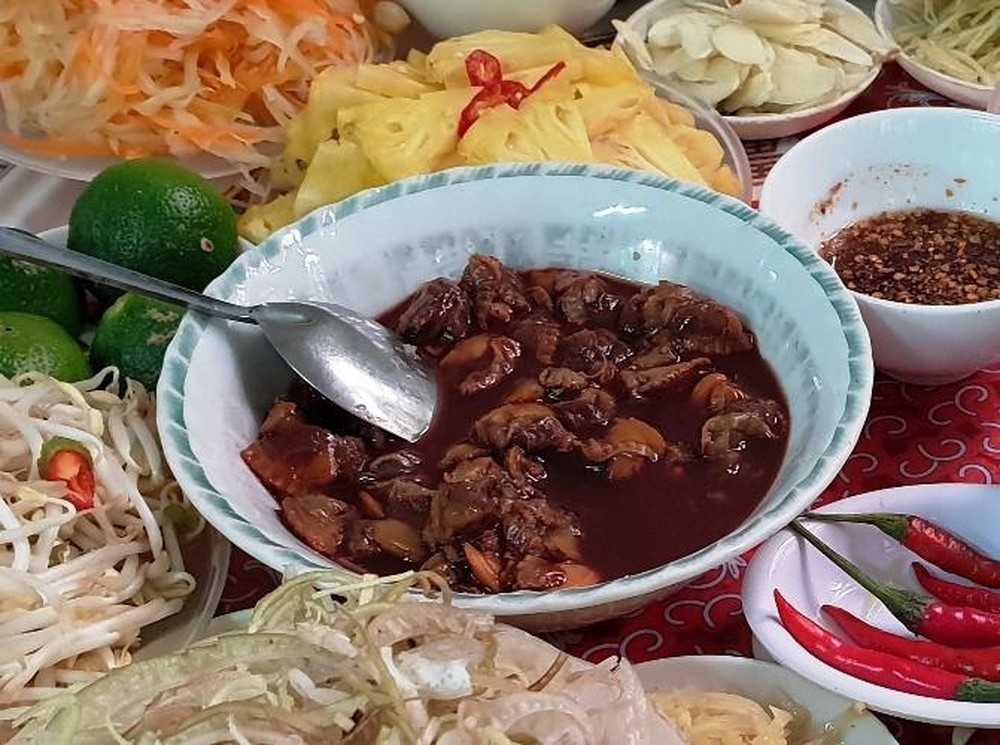 Tiết canh sò huyết:  Món ngon đặc sắc này được chế biến dưới bàn tay khéo léo của người đầu bếp cùng những món gia vị cay nồng, ngọt béo không chỉ nổi tiếng ngon miệng mà còn bổ dưỡng. Sò huyết Lăng Cô nổi tiếng ngon nhất là vào tầm tháng 4 đến tháng 7, mùa biển lặng.