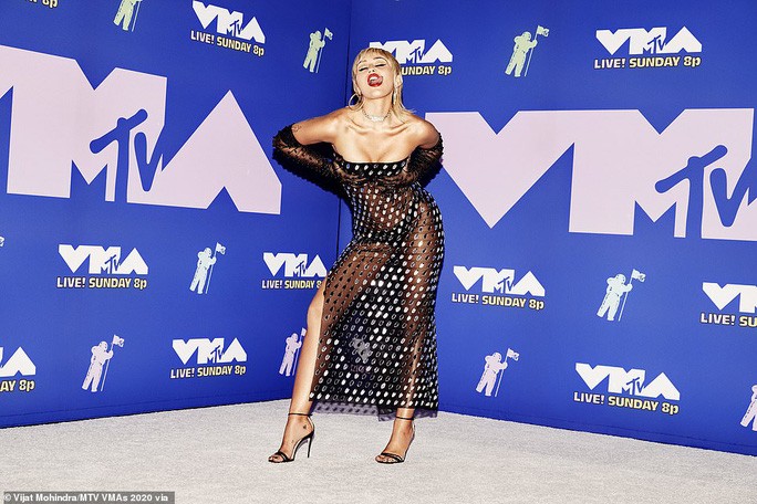 Nữ ca sĩ Miley Cyrus “đốt mắt” công chúng với  đầm xuyên thấu trên thảm đỏ MTV Video Music Awards 2020 tối 30/8 vừa qua.