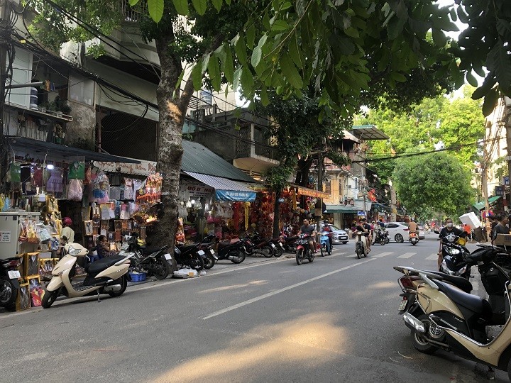 Hàng năm, vào dịp Rằm tháng 7, phố Hàng Mã nhộn nhịp người mua, kẻ bán. Nhưng năm nay, phố Hàng Mã vắng vẻ hơn trước do nhu cầu người mua giảm mạnh.