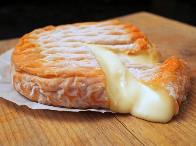 Époisses de Bourgogne (thường gọi tắt là Époisses) được sản xuất tại làng Époisses và một số khu vực lân cận của Pháp. Thời xưa, đây là một loại phô mai được Hoàng đế Napoleon yêu thích.