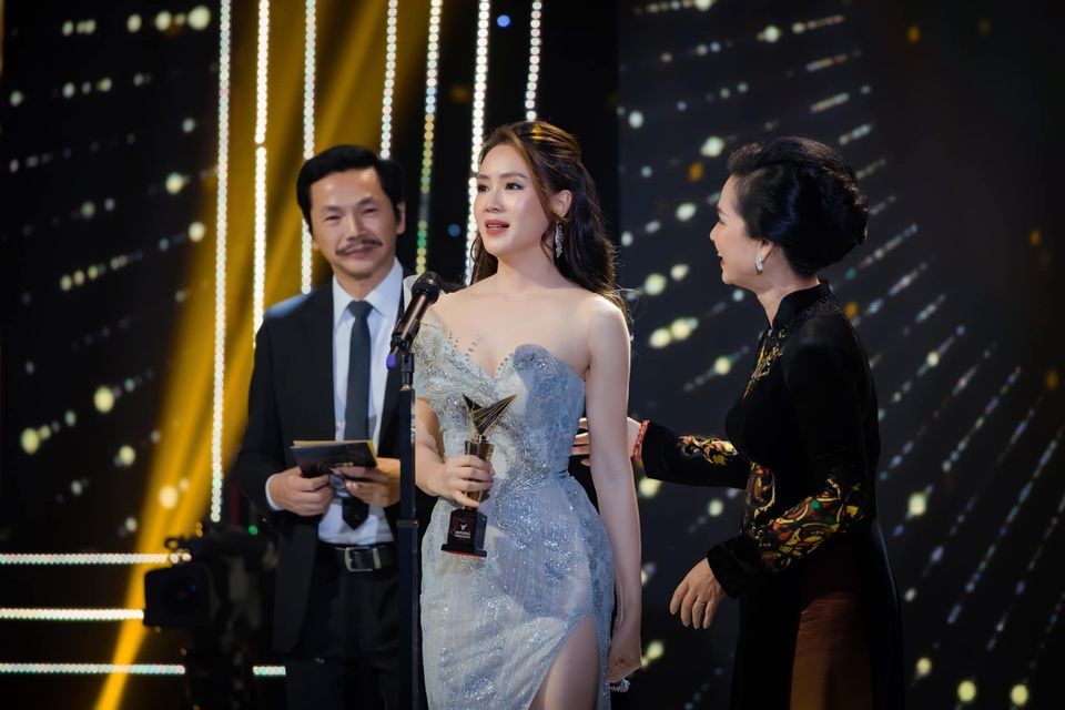 Tại thảm đỏ của VTV Awards 2020, Hồng Diễm đã thiêu đốt cả khán phòng khi phô diễn vóc dáng tuổi 38 trong bộ đầm ren xuyên thấu thiết kế cup ngực vô cùng gợi cảm.