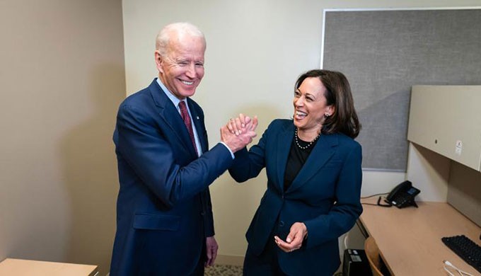 Tối 7/11 (giờ Mỹ), bà Kamala Harris bước lên sân khấu với tư cách là người phụ nữ Mỹ gốc Phi và Nam Á đầu tiên đắc cử phó tổng thống Mỹ, để có bài phát biểu đầu tiên sau khi cùng ông Joe Biden giành chiến thắng.