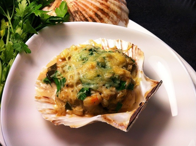 Coquilles Saint-Jacques là món ăn Giáng sinh không thể thiếu của nước Pháp. Món ăn được chế biến từ sò điệp, bơ và rau thơm.