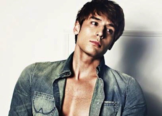 Julien Kang (sinh năm 1982) là diễn viên lai Pháp và Hàn Quốc. Anh sinh ra tại Pháp, lớn lên ở Canada. Năm 2008, Julien về Hàn Quốc gia nhập làng giải trí qua vai trò diễn viên kiêm người mẫu.