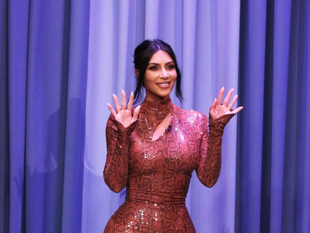 Gây ấn tượng với  vóc dáng bốc lửa, Kim Kardashian đã không ngần ngại chia sẻ về chế độ dinh dưỡng và luyện tập làm săn chắc cơ thể của mình.