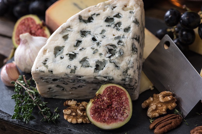 Roquefort: Là loại pho mát mốc xanh, sản xuất tại một ngôi làng nhỏ ở Roquefort-sur- Soulzon, miền nam nước Pháp. Nguyên liệu chính của roquefort là sữa cừu đông trộn với bánh mì mốc xanh nghiền nát tạo thành các khuôn pho mát Roquefort.