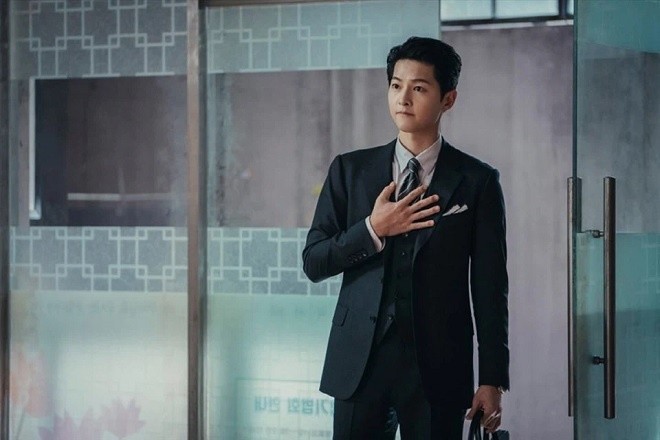 Trong phim, Song Joong Ki vào vai Vincenzo Cassano - một người Hàn Quốc được gia đình Ý nhận nuôi từ khi còn nhỏ, là một luật sư đồng thời là một tay mafia, nên anh có  gu thời trang cực sành điệu để phù hợp với nhân vật.