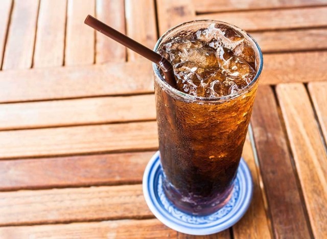 1. Soda: Không có gì ngạc nhiên khi soda và đồ uống có đường khác chứa nhiều đường và calo nhưng lại không cung cấp bất kỳ giá trị dinh dưỡng nào. Điều đó có nghĩa rằng, chất lỏng không thêm đường là một lựa chọn tốt hơn để cải thiện hệ miễn dịch. Chuyên gia dinh dưỡng cho biết: “Việc uống nhiều soda và đồ uống có đường có thể dẫn đến tăng cân và béo phì. Những người bị ảnh hưởng bởi béo phì có thể gặp nguy cơ bị suy yếu hệ miễn dịch".