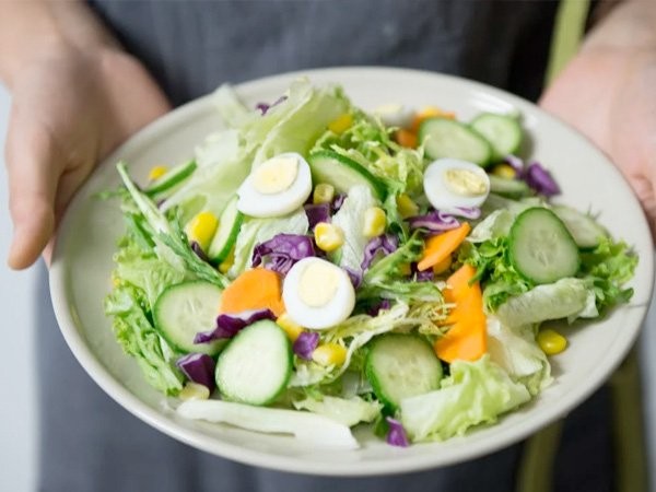 1. Salad: Đây là món ăn được ưa thích nhất trong mùa hè. Có thể là salad trái cây tươi, salad rau xanh, salad cá ngừ hoặc salad mì ống. Các món ăn này luôn cung cấp cho cơ thể rất nhiều lợi ích về sức khỏe, cùng với việc làm dịu dạ dày của chúng ta, đặc biệt là trong mùa hè.