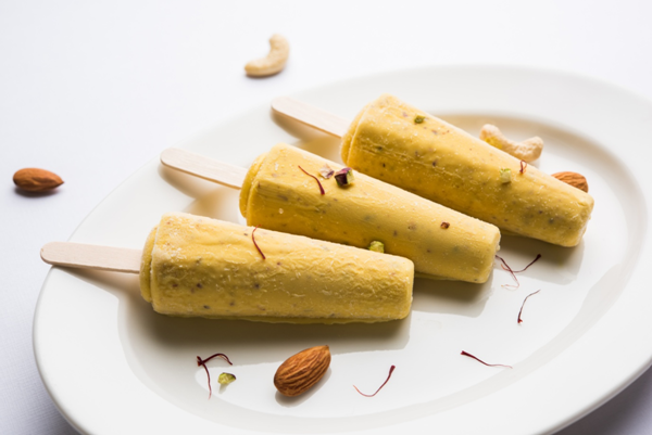 Kem Kulfi, Ấn Độ: Giống bánh trứng đông đá hơn là kem, món Kulfi của Ấn Độ được làm từ sữa đặc có đường trộn với những nguyên liệu phụ khác như nghệ tây, xoài, bạch đậu khấu và quả hồ trăn.