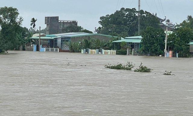 Nhiều tàu cá bị chìm, 12 người chết và mất tích do mưa lũ