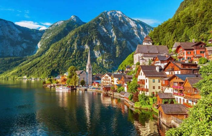 Hallstatt là một  ngôi làng thơ mộng nằm bên hồ Hallstätter See, tọa lạc giữa hai thành phố Salzburg và Graz, phía Bắc nước Áo, bao quanh bởi dãy núi Alps mờ sương.