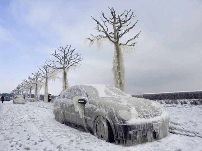 1. Oymyakon, Cộng hòa Sakha, Nga: Oymyakon với 500 cư dân sinh sống được mệnh danh là thành phố lạnh nhất hành tinh. Nhiệt độ trung bình ở đây vào tháng 1 thường xuống thấp -50°C. Thậm chí, nhiệt kế tại đây cũng vỡ khi nhiệt độ xuống tới mức -62°C.