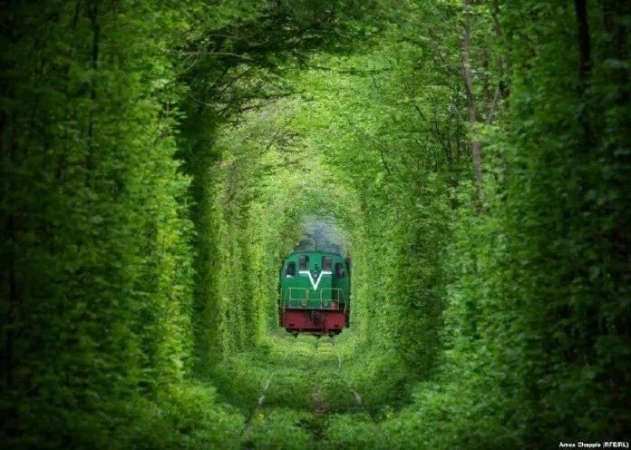 “Tunnel of Love", còn gọi là  Đường hầm tình yêu của Ukraine, nằm giữa vùng Klevan và làng Orzhiv trên tuyến đường sắt Kovel - Rivine kéo dài 7 km, một hướng về Klevan và một dẫn đến một căn cứ quân sự bí mật tồn tại từ thời diễn ra Chiến tranh lạnh.