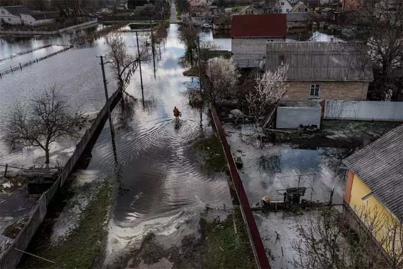 Tờ New York Times cho biết, chỉ một ngày sau khi cuộc chiến bắt đầu (ngày 24/2), quân đội Ukraine ngày 25/2 đã mở một con đập ngăn lũ gần làng Demydiv, phía bắc Kiev và vùng nông thôn xung quanh. Động thái này sau đó khiến  ngôi làng Demydiv "chìm trong biển nước".