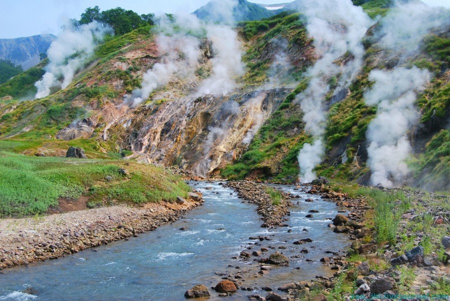 Thung lũng sông Geysers hay còn được gọi là Thung lũng mạch nước phun nằm trong Khu bảo tồn thiên nhiên Kronotsky, Nga, đồng thời cũng là một phần của dãy núi lửa Kamchatka.