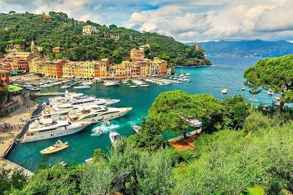 Được các minh tinh Hollywood ví như thiên đường có thật trên mặt đất, Portofino ở Italy vốn chỉ là một làng chài nhỏ bên bờ biển Liguria, nhưng nó nổi tiếng khắp thế giới với vẻ đẹp và vị trí địa lý hiếm có.