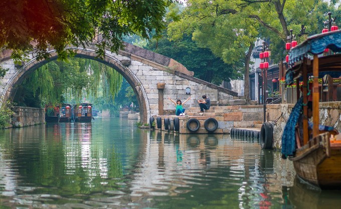 Được mệnh danh là "Venice phương Đông" bởi cổ trấn Châu Trang được bao quanh bởi hàng vạn con đường nước đẹp như tranh thủy mặc.