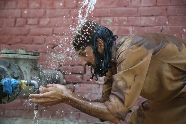 Jacobabad là một thành phố phía nam Pakistan có 300.000 dân. Jacobabad bỗng dưng được chú ý vì một lý do không ai muốn: đây chính là 1 trong 2 thành phố trên thế giới đã vượt ngưỡng nóng quá sức chịu đựng của con người.