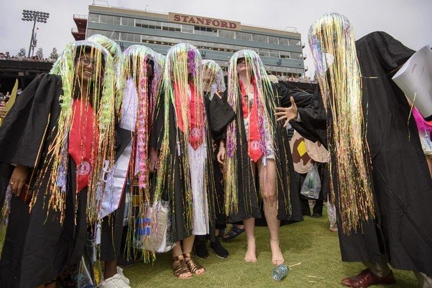 Truyền thống của lễ tốt nghiệp ở ĐH Stanford là "wacky walk" - sinh viên có thể cosplay, ăn mặc đủ thứ quần áo kỳ dị khi đi vào trong sân vận động trước khi bắt đầu buổi lễ.