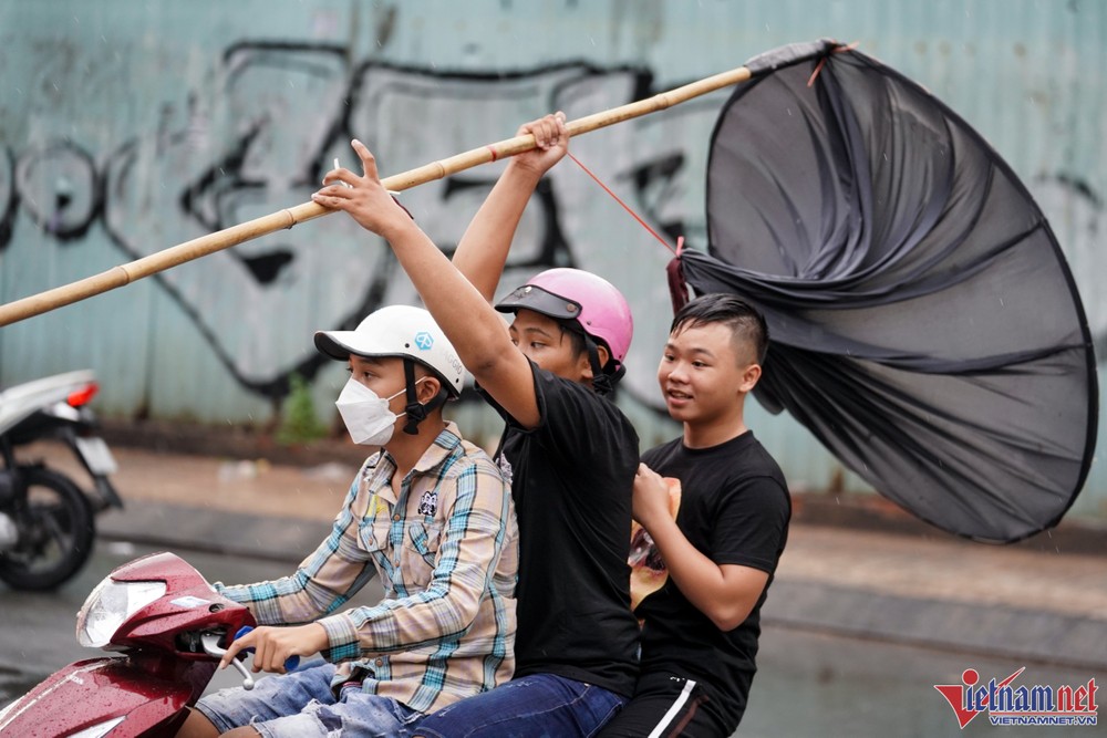 Vào ngày rằm tháng 7, nhiều gia đình tại TP.HCM trong đó chủ yếu là người Hoa ở Chợ Lớn làm mâm cúng cô hồn. Như mọi năm, chiều nay đội quân cướp  giật tiền cúng cô hồn lại xuất hiện. Họ chuẩn bị sẵn các dụng cụ vớt tiền và đồ cúng gồm bồ gà và bao to.