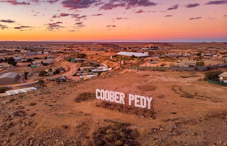 Coober Pedy là một thị trấn nhỏ ở vùng hẻo lánh của miền Nam nước Úc Coober Pedy được thành lập vào năm 1915.