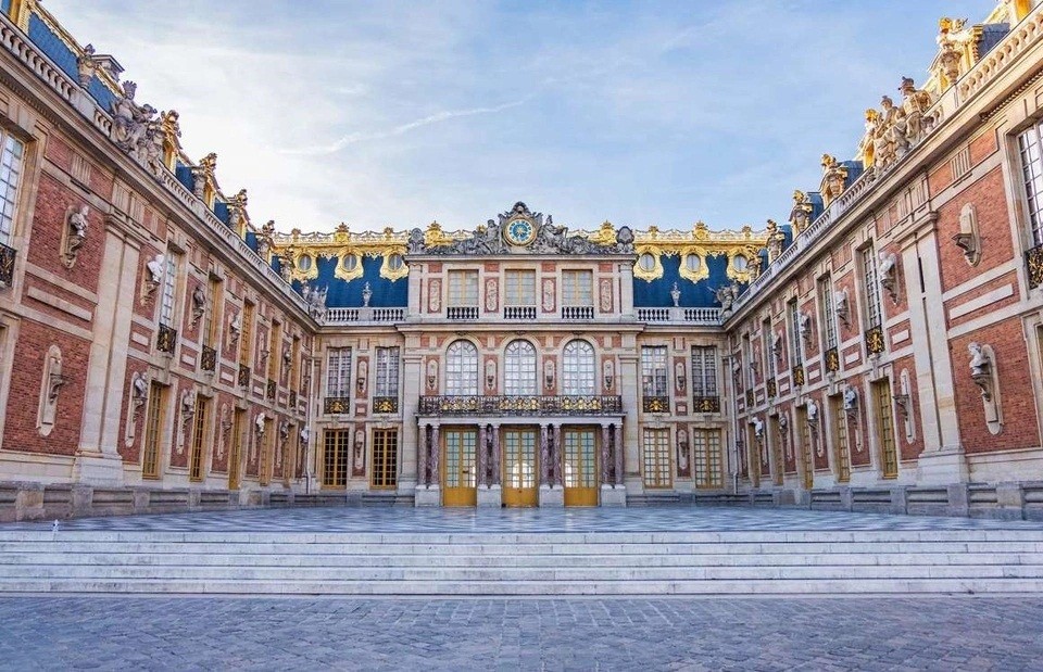 Cung điện Versailles, Versailles, Pháp: Versailles (hay Château de Versailles) nằm gần Paris là  cung điện nổi tiếng thế giới bởi sự xa hoa, lộng lẫy. Được xây dựng vào thế kỷ 17, Versailles từng là nơi sinh sống của gia đình hoàng gia Pháp.