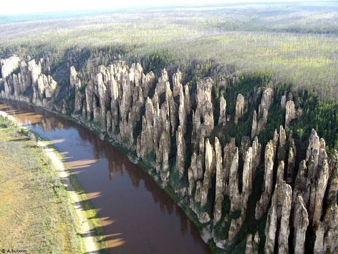 Công viên tự nhiên Lena Pillars là một khu vực toàn những cột đá tự nhiên mọc quanh bờ sông Lena ở vùng viễn đông Siberia, Nga.