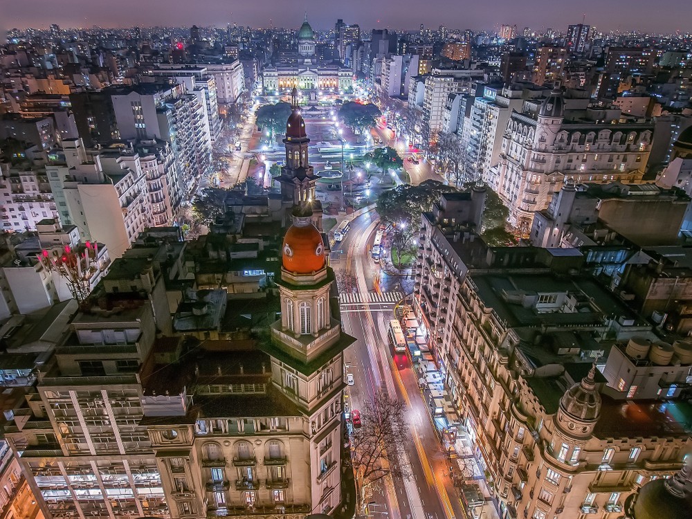 Một trong những điểm đến mà du khách không thể bỏ qua ở  Argentina là thủ đô Buenos Aires. Được biết đến là một thành phố không ngủ, các đường phố của Bueros Aires luôn luôn sôi động và náo nhiệt với vũ điệu tango và những màn biểu diễn bóng đá nghệ thuật.