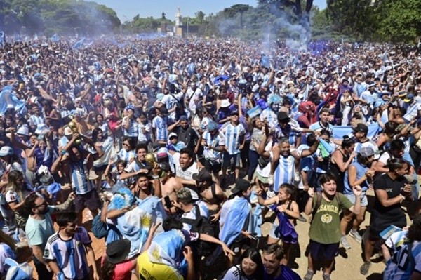 Hàng nghìn  cổ động viên Argentina đã đổ về thủ đô Buenos Aires để xem Argentina mang về chiếc cúp vô địch World Cup 2022 sau khi đánh bại Pháp trên chấm luân lưu. Ảnh: EPA.