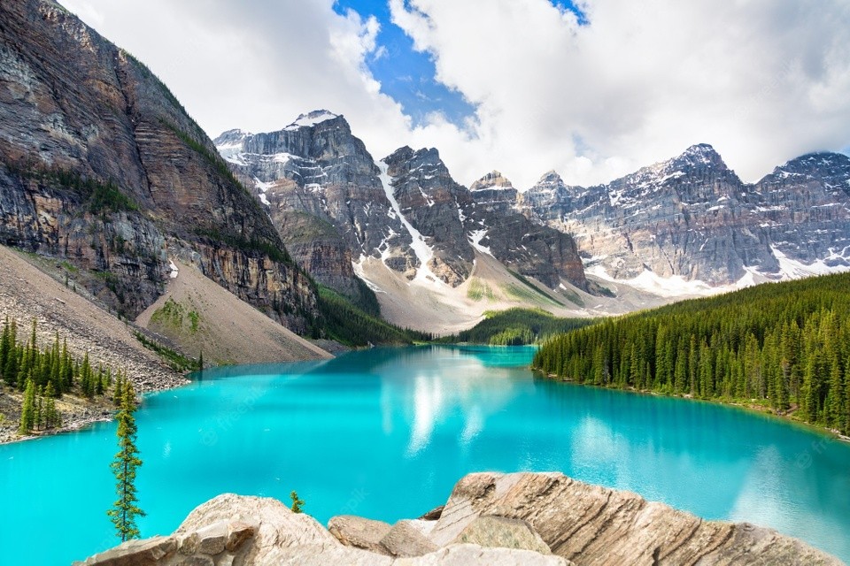 Hồ Moraine ở công viên quốc gia Banff (Canada) được nhiều người biết đến như một trong những địa danh đẹp nhất thế giới, đồng thời được ví von với tên gọi “viên ngọc của Canada”.