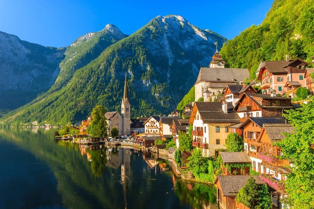 Hallstatt là một  ngôi làng hơn 7000 tuổi nằm bên hồ Hallstätter See, tọa lạc giữa hai thành phố Salzburg và Graz, phía Bắc nước Áo, bao quanh bởi dãy núi Alps mờ sương.