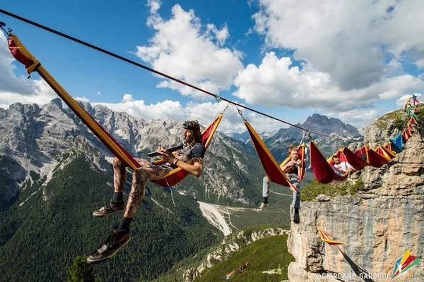 Lễ hội The International Highline Meeting (Tạm dịch: Lễ hội đu dây quốc tế) diễn ra tại Monte Piana, Italy nằm ở phía Bắc dãy Alps - dãy núi cao nhất châu Âu.