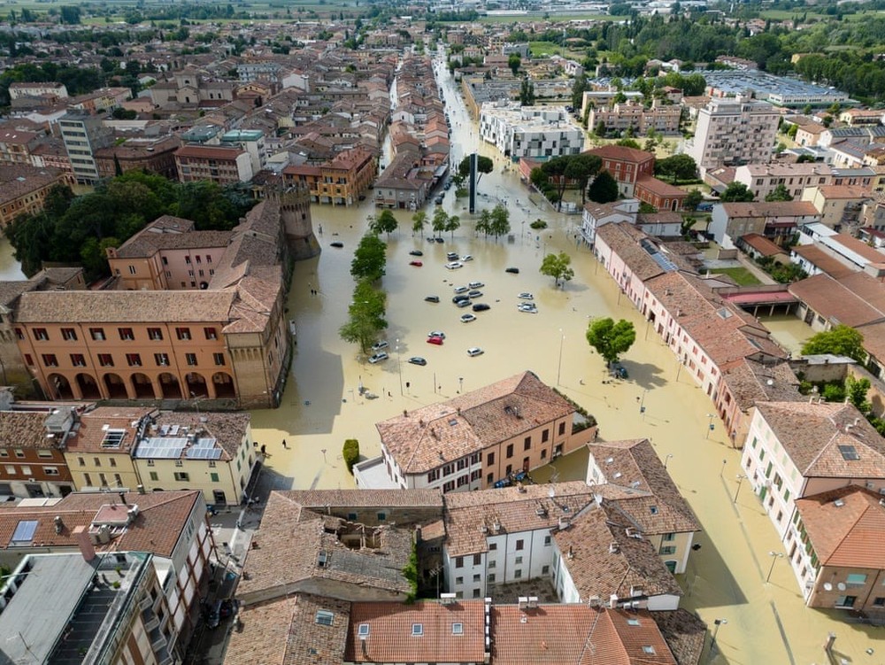  Lũ lụt kinh hoàng tàn phá vùng đông bắc Italy khiến ít nhất 13 người chết và hàng chục nghìn người phải sơ tán, sau khi mưa gây sạt lở đất, tràn bờ sông. Ảnh: Reuters.