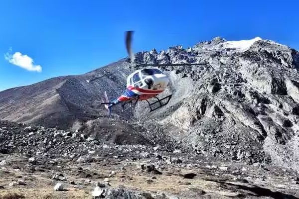 Raju Neupane, giám đốc điều hành và an toàn của Manang Air, cho biết sáu người bao gồm Cơ trưởng Chet Bahadur Gurung và năm công dân Mexico có mặt trên  trực thăng Airbus H125 thời điểm xảy ra tai nạn.