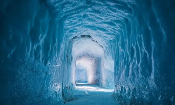 Đường hầm sông băng Langjokull, Iceland: Đường hầm sông băng Langjokull uốn lượn sâu vào sông băng lớn thứ hai của Iceland. Du khách càng đi sâu vào độ sâu trơn trượt, băng càng trở nên xanh hơn, màu sắc của nó thay đổi theo tuổi tác.