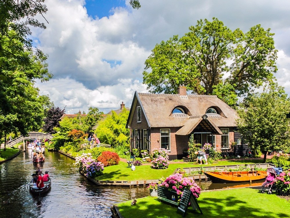 Giethoorn là một ngôi làng nhỏ nằm ở tỉnh Overijssel, Hà Lan. Vẻ đẹp của những ngôi nhà lợp mái tranh, những cây cầu bằng gỗ hàng trăm năm tuổi, những khu vườn thơm ngát hoa cỏ và những lối đi rợp mát bóng cây xanh khiến Giethoorn được mệnh danh là “Venice của Hà Lan”, “vùng đất cổ tích”.