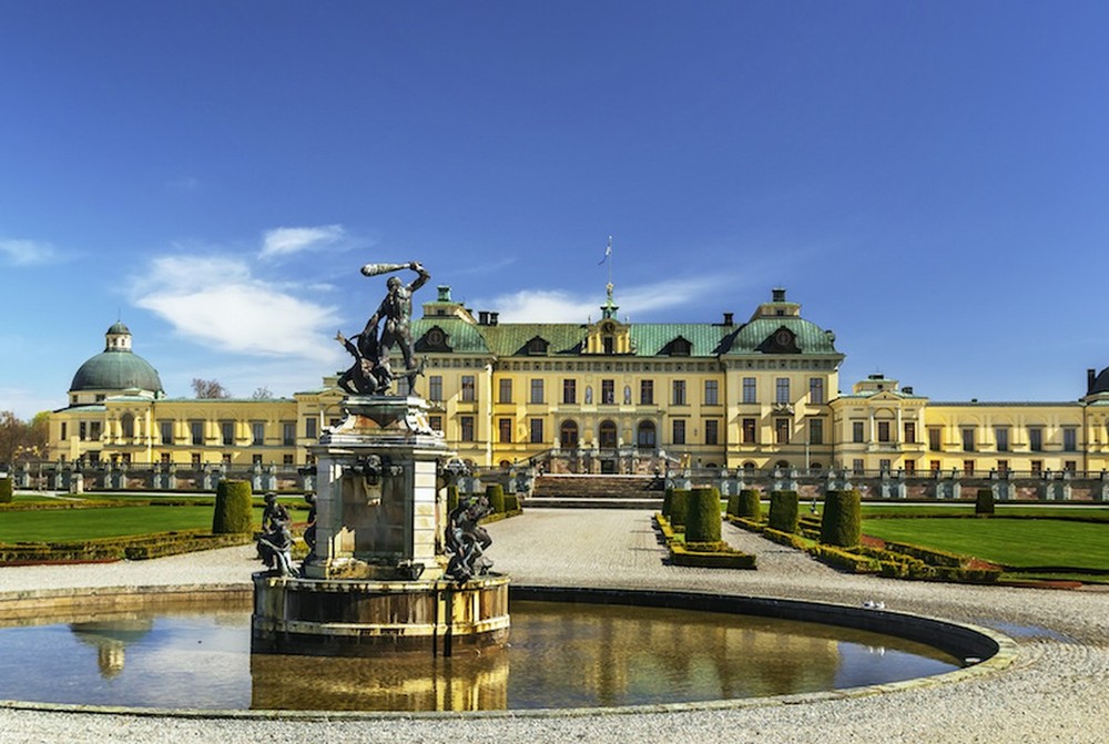  Cung điện Drottningholm ở Stockholm, Thụy Điển: Cung điện Hoàng gia Drottningholm có 600 phòng, là nơi ở thường xuyên của Hoàng gia Thụy Điển kể từ năm 1981.