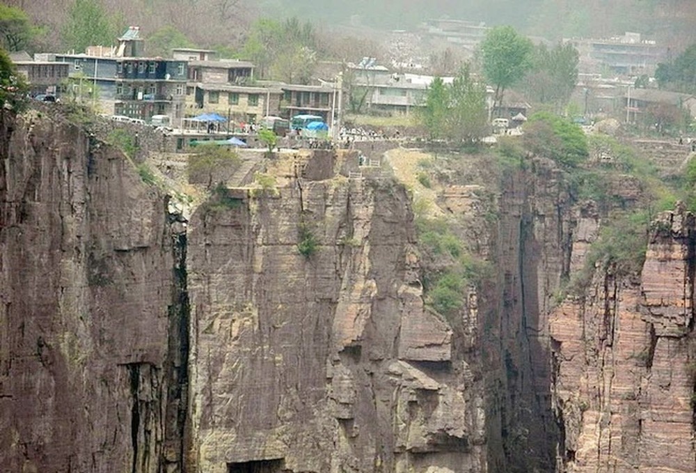 Làng Quách Lượng tọa lạc trên đỉnh núi ở độ cao 1700m so với mặt nước biển. Ngôi làng nằm sâu trong lòng núi Thái Hành Sơn, trên vách núi đá cao dựng đứng, nơi giao nhau giữa tỉnh Sơn Tây và Hà Nam (Trung Quốc).