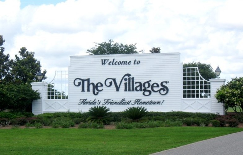 The Villages ở bang Florida (Mỹ) là một trong những  thị trấn kỳ lạ nhất hành tinh. Theo List25, thị trấn này cấm những người dưới 19 tuổi, còn những người trên 19 tuổi bắt buộc phải ở cùng một người lớn (trên 55 tuổi) mới được sinh sống tại thị trấn này, nếu không họ buộc phải chuyển đến nơi khác.