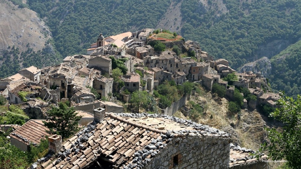 Làng Romagnano al Monte từng vô cùng phát triển trước khi trở thành " thị trấn ma" rùng rợn nhất Italy.